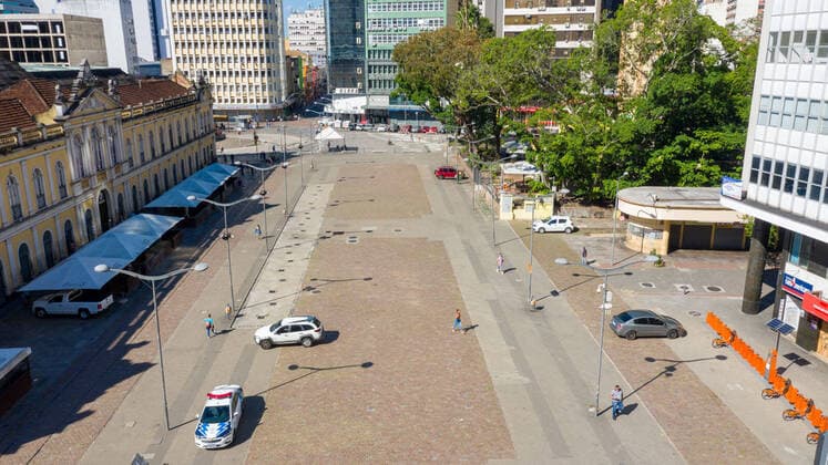 PORTO ALEGRE, RS - 25.03.2020: COVID 19 EM PORTO ALEGRE - Movement on the streets of Porto Alegre apparently normal despite the COVID 19 pandemic caused by the new Corona virus. Porto Alegre, RS, Brazil. x1897811x  RaulxPereira