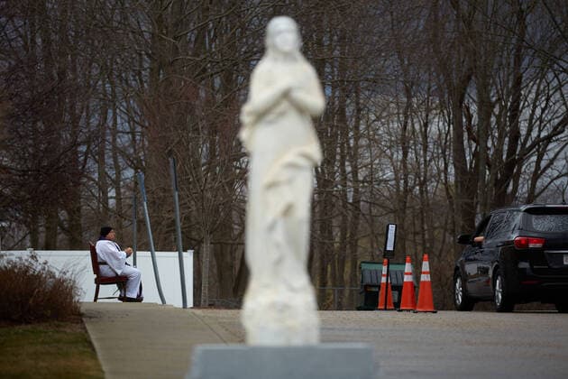 News Bilder des Tages March 25, 2020, Uxbridge, Massachusetts, US: Due to COVID-19, Corona Virus, St. Mary s Church in Uxbridge, Masachusetts is holding drive up confession. The car drives up, and the seated Priest will listen and prescribe a penance and give absolution. Uxbridge US - ZUMAd211 20200325_zap_d211_012 Copyright: xAllisonxDinnerx