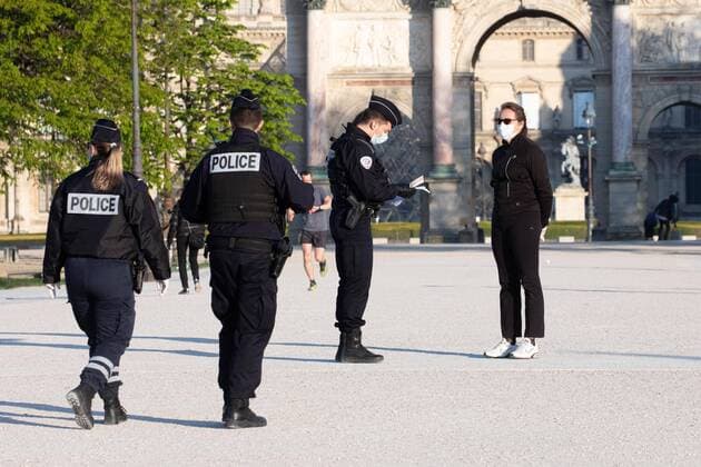 Atmosphere in the center of Paris, a masked woman speaks with policemen, after the head of state ordered people to stay home to stop the spread of Covid-19, on March 25, 2020, in Paris, France  Copyright: xChristophexMorinx