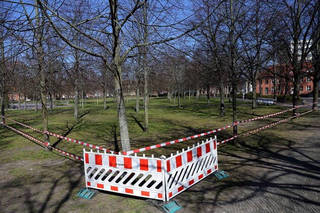Absperrung am Bassinplatz aufgrund des Coronavirus, Potsdam, 25. März 2020. Um die Ausbreitung des Coronavirus Sars-CoV-2 zu verlangsamen gelten u.a. Ausgangs- und Kontaktbeschränkungen. Coronavirus Potsdam