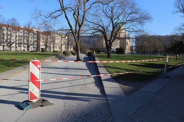 Absperrung am Platz der Einheit aufgrund des Coronavirus, Potsdam, 25. März 2020. Um die Ausbreitung des Coronavirus Sars-CoV-2 zu verlangsamen gelten u.a. Ausgangs- und Kontaktbeschränkungen. Coronavirus Potsdam