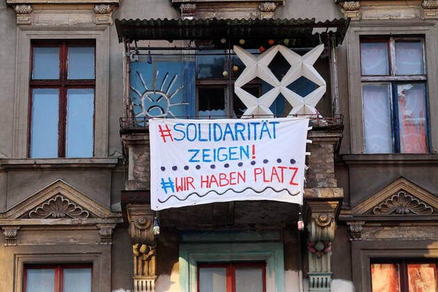Ein Banner mit der Aufschrift Solidarität zeigen! Wir haben Platz hängt an einem Haus in Potsdam, 25. März 2020. Protest Flüchtlingspolitik Potsdam