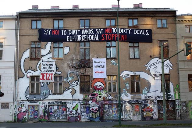 Diverse Banner mit Losungen hängen an einem Haus in Potsdam, 25. März 2020. Banner 1: Say No! To Dirty Hands. Say No! To Dirty Deals. EU-Türkei-Deal Stoppen! Banner 2: Evakuierung + Aufnahme aus den Elendscamps Jetzt. Banner 3: Humanitären Breakdown verhindern. Protest Flüchtlingspolitik Potsdam