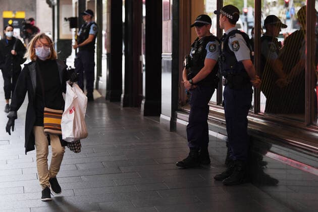 AUSTRALIA CORONAVIRUS COVID-19, NSW Police stand guard outside the Swissotel Hotel in Market Street, Sydney, Thursday, March 26, 2020. The hotel, which has been declared a human health response zone , is believed to be holding Australian passengers from the Norwegian Jewel cruiseliner, who arrived in Sydney on a Qantas charter flight from Hawaii during the early hours of this morning. ( NO ARCHIVING, EDITORIAL USE ONLY, NO USE IN BOOKS WITHOUT CONSENT SYDNEY NSW AUSTRALIA Copyright: xDEANxLEWINSx 20200326001459900337