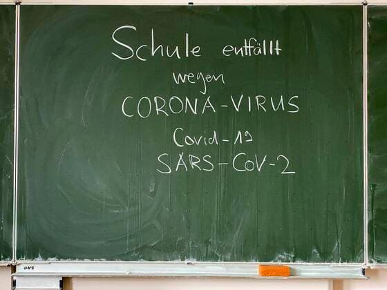 Schule entfällt wegen Coronavirus, leeres Klassenzimmer, Deutschland, Europa Copyright: imageBROKER/MichaelxWeber iblimw05131554.jpg