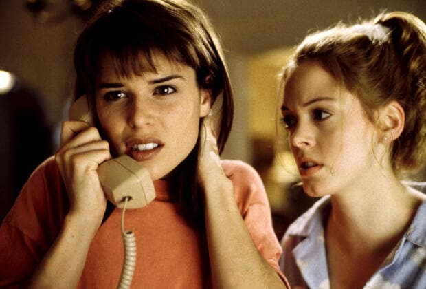 SCREAM, Neve Campbell, Rose McGowan, 1996 Dimension Films Courtesy Everett Collection !ACHTUNG AUFNAHMEDATUM GESCHÃ„TZT! PUBLICATIONXNOTxINxCANxCHNxFRAxITAxJPNxNORxPOLxRUSxESPxUKxUSA Copyright: xDimensionxFilms CourtesyxEverettxCollectionx MSDSCRE EC004
