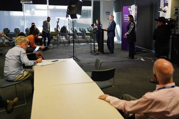 JENNY MIKAKOS CORONAVIRUS PRESSER, Victorian Health Minister Jenny Mikakos speaks to the media alongside Victorian Chief Health Officer Prof Brett Sutton during a press conference in Melbourne, Thursday, March 26, 2020. A third man in his 70s has died from coronavirus in Victoria, taking the national toll to 12. There are now 520 confirmed Victorian coronavirus cases. ( NO ARCHIVING, EDITORIAL USE ONLY, NO USE IN BOOKS WITHOUT CONSENT MELBOURNE VICTORIA AUSTRALIA  Copyright: xSTEFANxPOSTLESx 20200326001460129379