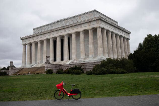 (200326) -- WASHINGTON D.C., March 26, 2020 -- Photo taken on March 25, 2020 shows the closed Lincoln Memorial in Washington D.C., the United States. The number of COVID-19 cases in the United States topped 60,000 as of 3:30 p.m. U.S. Eastern Time on Wednesday (1930 GMT), according to the Center for Systems Science and Engineering (CSSE) at Johns Hopkins University. ) U.S.-WASHINGTON D.C.-COVID-19 LiuxJie 