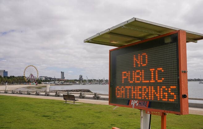 AUSTRALIA CORONAVIRUS COVID-19, An electronic sign informing people that the beach is closed is seen at Eastern Beach in Geelong, Thursday, March 26, 2020. Beaches and playgrounds in Geelong are closed amid the growing coronavirus pandemic. A shutdown of non-essential services is in effect Australia wide in a bid to slow the spread of the coronavirus (COVID-19) disease. ( NO ARCHIVING, EDITORIAL USE ONLY, NO USE IN BOOKS WITHOUT CONSENT GEELONG VIC AUSTRALIA  Copyright: xSCOTTxBARBOURx 20200326001460195379