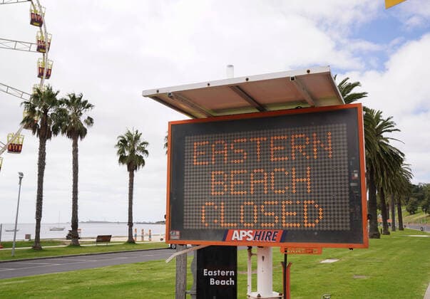 AUSTRALIA CORONAVIRUS COVID-19, An electronic sign informing people that the beach is closed is seen at Eastern Beach in Geelong, Thursday, March 26, 2020. Beaches and playgrounds in Geelong are closed amid the growing coronavirus pandemic. A shutdown of non-essential services is in effect Australia wide in a bid to slow the spread of the coronavirus (COVID-19) disease. ( NO ARCHIVING, EDITORIAL USE ONLY, NO USE IN BOOKS WITHOUT CONSENT GEELONG VIC AUSTRALIA  Copyright: xSCOTTxBARBOURx 20200326001460195758