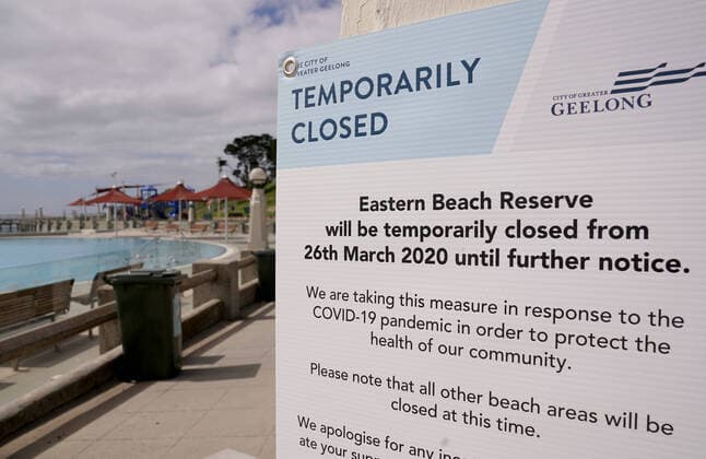 AUSTRALIA CORONAVIRUS COVID-19, A sihn informing people that the beach is closed is seen at Eastern Beach in Geelong, Thursday, March 26, 2020. Beaches and playgrounds in Geelong are closed amid the growing coronavirus pandemic. A shutdown of non-essential services is in effect Australia wide in a bid to slow the spread of the coronavirus (COVID-19) disease. ( NO ARCHIVING, EDITORIAL USE ONLY, NO USE IN BOOKS WITHOUT CONSENT GEELONG VIC AUSTRALIA  Copyright: xSCOTTxBARBOURx 20200326001460196866