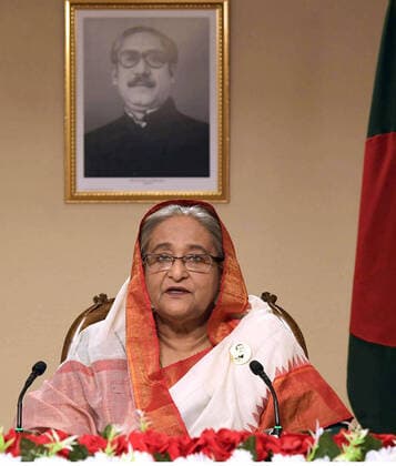 News Bilder des Tages (200326) -- DHAKA, March 26, 2020 -- Bangladeshi Prime Minister Sheikh Hasina delivers a televised speech to the nation on COVID-19 measures from her office in Dhaka, Bangladesh on March 25, 2020. Bangladesh has announced a stimulus package of 50 billion taka to help export-oriented industries relieve economic impact of COVID-19 in home and abroad. Prime Minister Sheikh Hasina made the announcement in a televised speech to the nation on Wednesday night on the eve of the country s Independence Day, programs to celebrate the day have already been cancelled. (PID Handout via Xinhua) BANGLADESH-DHAKA-COVID-19-STIMULUS-PACKAGE LiuxChuntao 