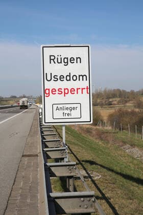Blick am Mittwoch (25.03.2020) an der A20 unweit von Burow (Landkreis Mecklenburgische Seenplatte) auf ein Schild das auf die Sperrung der Ostseeinseln für Touristen hinweist. Mecklenburg Vorpommern hat kürzlich jegliche touristische Aktivitäten auf seinen Inseln verboten.