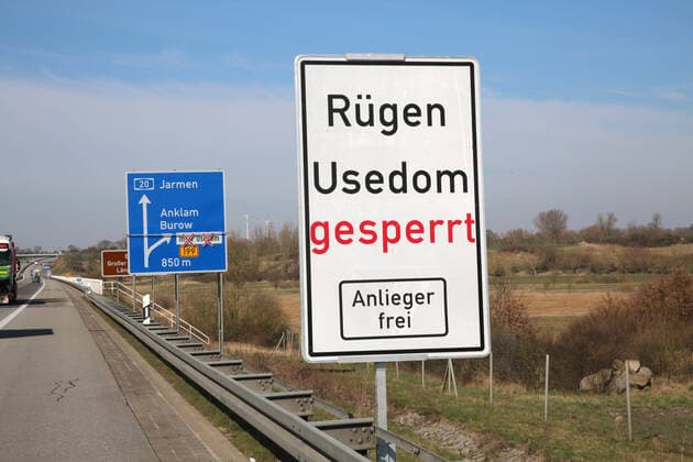 Blick am Mittwoch (25.03.2020) an der A20 unweit von Burow (Landkreis Mecklenburgische Seenplatte) auf ein Schild das auf die Sperrung der Ostseeinseln für Touristen hinweist. Mecklenburg Vorpommern hat kürzlich jegliche touristische Aktivitäten auf seinen Inseln verboten.