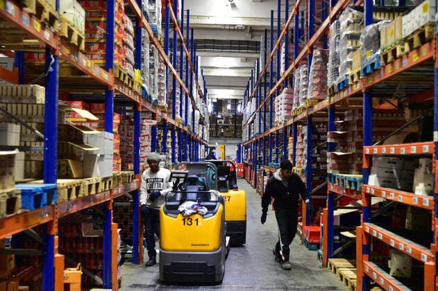 Saarlands Ministerpräsident Tobias Hans besucht am Mittwoch (25.3.2020) das EDEKA Zentrallager in St.Ingbert und macht sich ein Bild vom Nachschub im Einzelhandel. Dabei trifft er auf gut gefüllte Regale und Berge an Klopapier, wo sich Hans auch ein Selfie mit Toilettenpapier macht.