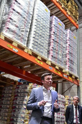 Saarlands Ministerpräsident Tobias Hans besucht am Mittwoch (25.3.2020) das EDEKA Zentrallager in St.Ingbert und macht sich ein Bild vom Nachschub im Einzelhandel. Dabei trifft er auf gut gefüllte Regale und Berge an Klopapier, wo sich Hans auch ein Selfie mit Toilettenpapier macht.