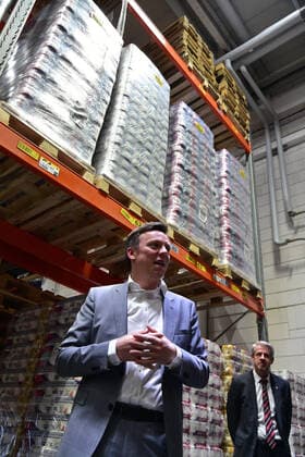 Saarlands Ministerpräsident Tobias Hans besucht am Mittwoch (25.3.2020) das EDEKA Zentrallager in St.Ingbert und macht sich ein Bild vom Nachschub im Einzelhandel. Dabei trifft er auf gut gefüllte Regale und Berge an Klopapier, wo sich Hans auch ein Selfie mit Toilettenpapier macht.