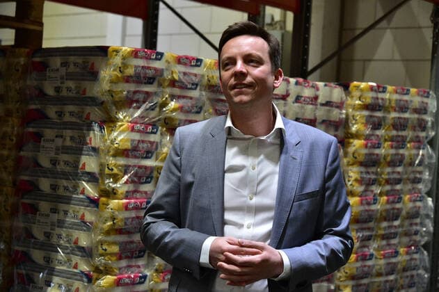 Saarlands Ministerpräsident Tobias Hans besucht am Mittwoch (25.3.2020) das EDEKA Zentrallager in St.Ingbert und macht sich ein Bild vom Nachschub im Einzelhandel. Dabei trifft er auf gut gefüllte Regale und Berge an Klopapier, wo sich Hans auch ein Selfie mit Toilettenpapier macht.