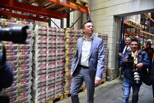 Saarlands Ministerpräsident Tobias Hans besucht am Mittwoch (25.3.2020) das EDEKA Zentrallager in St.Ingbert und macht sich ein Bild vom Nachschub im Einzelhandel. Dabei trifft er auf gut gefüllte Regale und Berge an Klopapier, wo sich Hans auch ein Selfie mit Toilettenpapier macht.