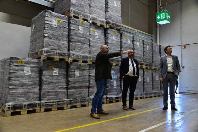 Saarlands Ministerpräsident Tobias Hans besucht am Mittwoch (25.3.2020) das EDEKA Zentrallager in St.Ingbert und macht sich ein Bild vom Nachschub im Einzelhandel. Dabei trifft er auf gut gefüllte Regale und Berge an Klopapier, wo sich Hans auch ein Selfie mit Toilettenpapier macht.
