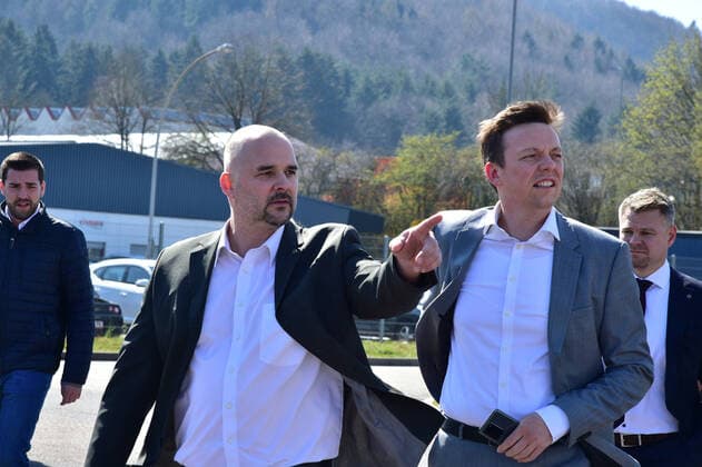 Saarlands Ministerpräsident Tobias Hans besucht am Mittwoch (25.3.2020) das EDEKA Zentrallager in St.Ingbert und macht sich ein Bild vom Nachschub im Einzelhandel. Dabei trifft er auf gut gefüllte Regale und Berge an Klopapier, wo sich Hans auch ein Selfie mit Toilettenpapier macht.
