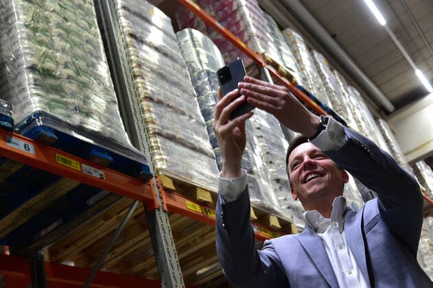 Saarlands Ministerpräsident Tobias Hans besucht am Mittwoch (25.3.2020) das EDEKA Zentrallager in St.Ingbert und macht sich ein Bild vom Nachschub im Einzelhandel. Dabei trifft er auf gut gefüllte Regale und Berge an Klopapier, wo sich Hans auch ein Selfie mit Toilettenpapier macht.