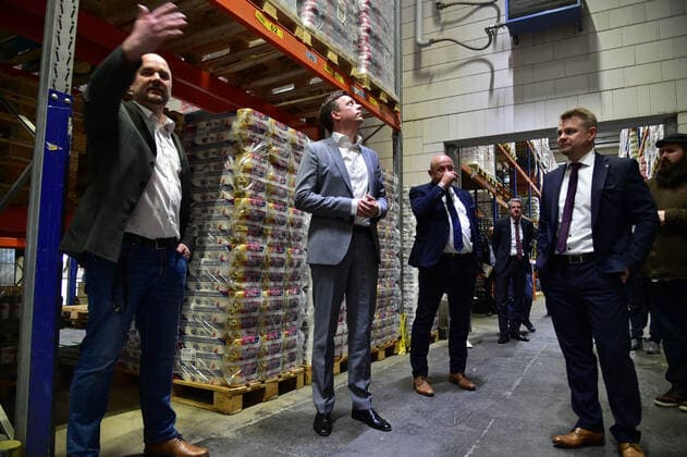 Saarlands Ministerpräsident Tobias Hans besucht am Mittwoch (25.3.2020) das EDEKA Zentrallager in St.Ingbert und macht sich ein Bild vom Nachschub im Einzelhandel. Dabei trifft er auf gut gefüllte Regale und Berge an Klopapier, wo sich Hans auch ein Selfie mit Toilettenpapier macht.