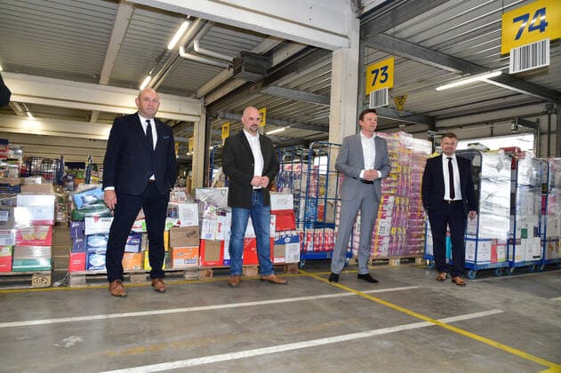 Saarlands Ministerpräsident Tobias Hans besucht am Mittwoch (25.3.2020) das EDEKA Zentrallager in St.Ingbert und macht sich ein Bild vom Nachschub im Einzelhandel. Dabei trifft er auf gut gefüllte Regale und Berge an Klopapier, wo sich Hans auch ein Selfie mit Toilettenpapier macht.