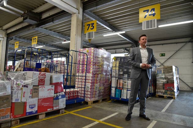 Saarlands Ministerpräsident Tobias Hans besucht am Mittwoch (25.3.2020) das EDEKA Zentrallager in St.Ingbert und macht sich ein Bild vom Nachschub im Einzelhandel. Dabei trifft er auf gut gefüllte Regale und Berge an Klopapier, wo sich Hans auch ein Selfie mit Toilettenpapier macht.