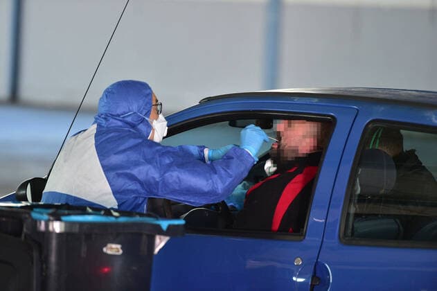 Corona Tests werden am Mittwoch (25.3.2020) in Saarbrücken im Mesegelände in einem Drive In abgewickelt. Dabei unterstützt die Bundeswehr die Kassenärztliche Vereinigung. HINWEIS: vor Veröffentlichung sind KfZ kennzeichen und Zivilpersonen unbedingt zu pixeln.