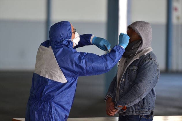 Corona Tests werden am Mittwoch (25.3.2020) in Saarbrücken im Mesegelände in einem Drive In abgewickelt. Dabei unterstützt die Bundeswehr die Kassenärztliche Vereinigung. HINWEIS: vor Veröffentlichung sind KfZ kennzeichen und Zivilpersonen unbedingt zu pixeln.