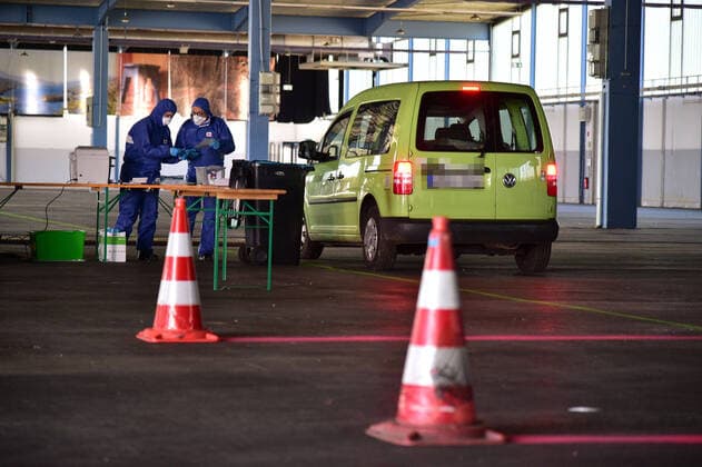 Corona Tests werden am Mittwoch (25.3.2020) in Saarbrücken im Mesegelände in einem Drive In abgewickelt. Dabei unterstützt die Bundeswehr die Kassenärztliche Vereinigung. HINWEIS: vor Veröffentlichung sind KfZ kennzeichen und Zivilpersonen unbedingt zu pixeln.