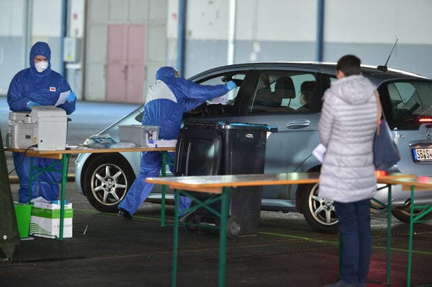 Corona Tests werden am Mittwoch (25.3.2020) in Saarbrücken im Mesegelände in einem Drive In abgewickelt. Dabei unterstützt die Bundeswehr die Kassenärztliche Vereinigung. HINWEIS: vor Veröffentlichung sind KfZ kennzeichen und Zivilpersonen unbedingt zu pixeln.