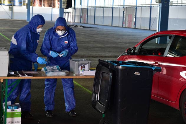 Corona Tests werden am Mittwoch (25.3.2020) in Saarbrücken im Mesegelände in einem Drive In abgewickelt. Dabei unterstützt die Bundeswehr die Kassenärztliche Vereinigung. HINWEIS: vor Veröffentlichung sind KfZ kennzeichen und Zivilpersonen unbedingt zu pixeln.