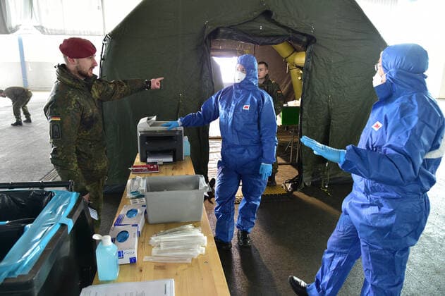 Corona Tests werden am Mittwoch (25.3.2020) in Saarbrücken im Mesegelände in einem Drive In abgewickelt. Dabei unterstützt die Bundeswehr die Kassenärztliche Vereinigung. HINWEIS: vor Veröffentlichung sind KfZ kennzeichen und Zivilpersonen unbedingt zu pixeln.