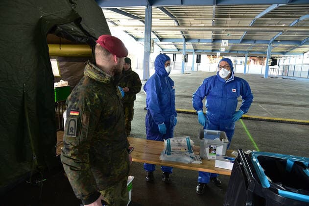 Corona Tests werden am Mittwoch (25.3.2020) in Saarbrücken im Mesegelände in einem Drive In abgewickelt. Dabei unterstützt die Bundeswehr die Kassenärztliche Vereinigung. HINWEIS: vor Veröffentlichung sind KfZ kennzeichen und Zivilpersonen unbedingt zu pixeln.