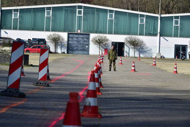 Corona Tests werden am Mittwoch (25.3.2020) in Saarbrücken im Mesegelände in einem Drive In abgewickelt. Dabei unterstützt die Bundeswehr die Kassenärztliche Vereinigung. HINWEIS: vor Veröffentlichung sind KfZ kennzeichen und Zivilpersonen unbedingt zu pixeln.