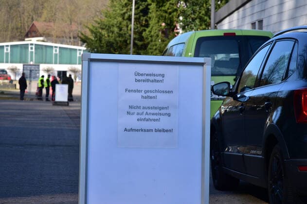 Corona Tests werden am Mittwoch (25.3.2020) in Saarbrücken im Mesegelände in einem Drive In abgewickelt. Dabei unterstützt die Bundeswehr die Kassenärztliche Vereinigung. HINWEIS: vor Veröffentlichung sind KfZ kennzeichen und Zivilpersonen unbedingt zu pixeln.