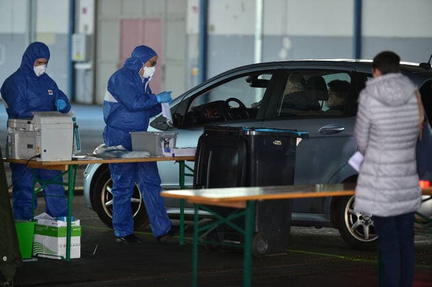 Corona Tests werden am Mittwoch (25.3.2020) in Saarbrücken im Mesegelände in einem Drive In abgewickelt. Dabei unterstützt die Bundeswehr die Kassenärztliche Vereinigung. HINWEIS: vor Veröffentlichung sind KfZ kennzeichen und Zivilpersonen unbedingt zu pixeln.