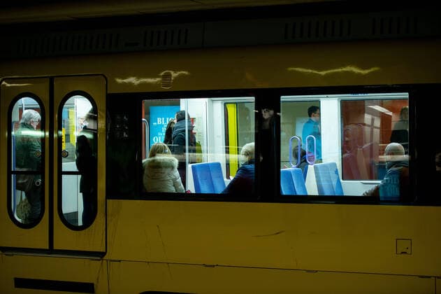 Öffentlicher Nahverkehr VVS SSB Stadtbahnhaltestelle Hauptbahnhof am Mittwoch morgen. Die Bahnsteige sind weitesgehend leer und die Menschen halten sich an die Abstandregel. Stuttgart Mitte Baden-Württemberg Deutschland Copyright: xLeif-HendrikxPiechowskix