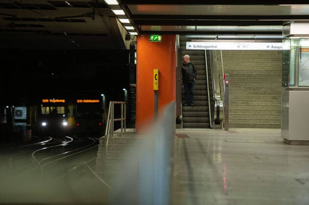 Öffentlicher Nahverkehr VVS SSB Stadtbahnhaltestelle Hauptbahnhof am Mittwoch morgen. Die Bahnsteige sind weitesgehend leer und die Menschen halten sich an die Abstandregel. Stuttgart Mitte Baden-Württemberg Deutschland Copyright: xLeif-HendrikxPiechowskix