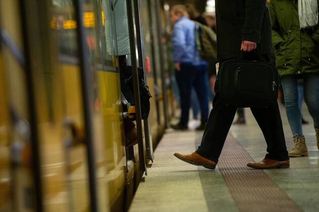 Öffentlicher Nahverkehr VVS SSB Stadtbahnhaltestelle Hauptbahnhof am Mittwoch morgen. Die Bahnsteige sind weitesgehend leer und die Menschen halten sich an die Abstandregel. Stuttgart Mitte Baden-Württemberg Deutschland Copyright: xLeif-HendrikxPiechowskix