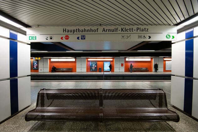 Öffentlicher Nahverkehr VVS SSB Stadtbahnhaltestelle Hauptbahnhof am Mittwoch morgen. Die Bahnsteige sind weitesgehend leer und die Menschen halten sich an die Abstandregel. Stuttgart Mitte Baden-Württemberg Deutschland Copyright: xLeif-HendrikxPiechowskix