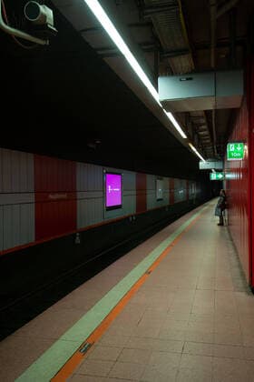 Öffentlicher Nahverkehr VVS SSB Stadtbahnhaltestelle Hauptbahnhof am Mittwoch morgen. Die Bahnsteige sind weitesgehend leer und die Menschen halten sich an die Abstandregel. Stuttgart Mitte Baden-Württemberg Deutschland Copyright: xLeif-HendrikxPiechowskix