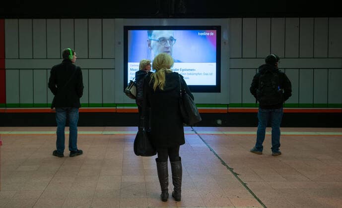 Öffentlicher Nahverkehr VVS SSB Stadtbahnhaltestelle Hauptbahnhof am Mittwoch morgen. Die Bahnsteige sind weitesgehend leer und die Menschen halten sich an die Abstandregel. Stuttgart Mitte Baden-Württemberg Deutschland Copyright: xLeif-HendrikxPiechowskix