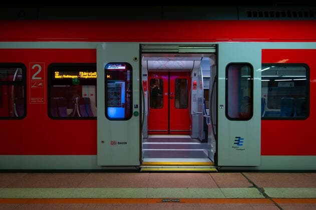 Öffentlicher Nahverkehr VVS SSB Stadtbahnhaltestelle Hauptbahnhof am Mittwoch morgen. Die Bahnsteige sind weitesgehend leer und die Menschen halten sich an die Abstandregel. Stuttgart Mitte Baden-Württemberg Deutschland Copyright: xLeif-HendrikxPiechowskix