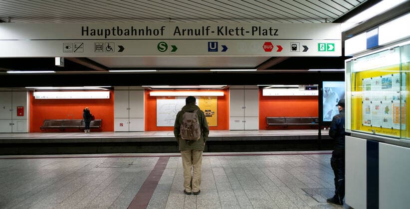 Öffentlicher Nahverkehr VVS SSB Stadtbahnhaltestelle Hauptbahnhof am Mittwoch morgen. Die Bahnsteige sind weitesgehend leer und die Menschen halten sich an die Abstandregel. Stuttgart Mitte Baden-Württemberg Deutschland Copyright: xLeif-HendrikxPiechowskix