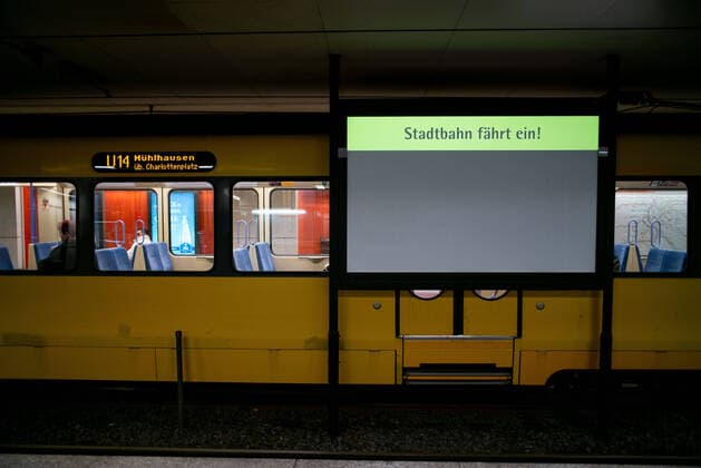 Öffentlicher Nahverkehr VVS SSB Stadtbahnhaltestelle Hauptbahnhof am Mittwoch morgen. Die Bahnsteige sind weitesgehend leer und die Menschen halten sich an die Abstandregel. Stuttgart Mitte Baden-Württemberg Deutschland Copyright: xLeif-HendrikxPiechowskix