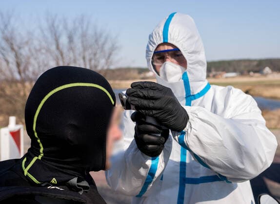 Medical Check Point at the Polish-German border in Krajnik Dolny Sanitary workers examine all the returning people due the coronavirus outbreak at the Medical Check Point at the Polish-German border on March 25, 2020 in Krajnik Dolny, Poland. EN_01420817_0065 