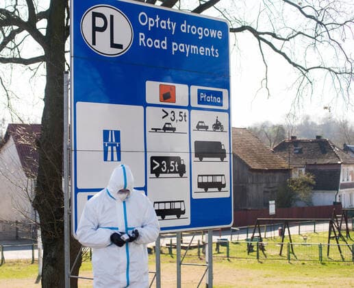 Medical Check Point at the Polish-German border in Krajnik Dolny Sanitary workers examine all the returning people due the coronavirus outbreak at the Medical Check Point at the Polish-German border on March 25, 2020 in Krajnik Dolny, Poland. EN_01420817_0054 